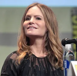 Jennifer Jason Leigh